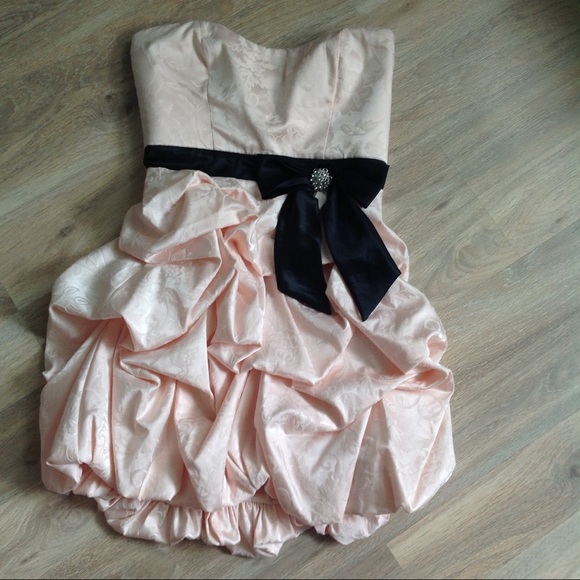 Studio Y Dresses & Skirts - NWOT Studio Y Strapless Bubble Hem Dress✨Size 5